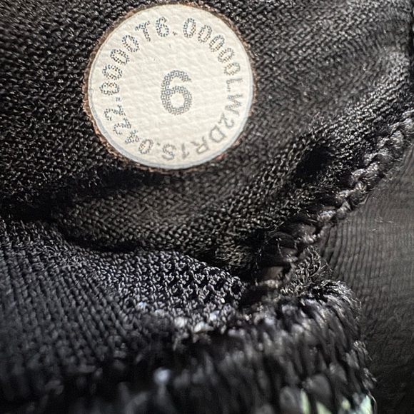 Lululemon Energy Bra Black Floral 6 NWOT - Picture 4 of 4